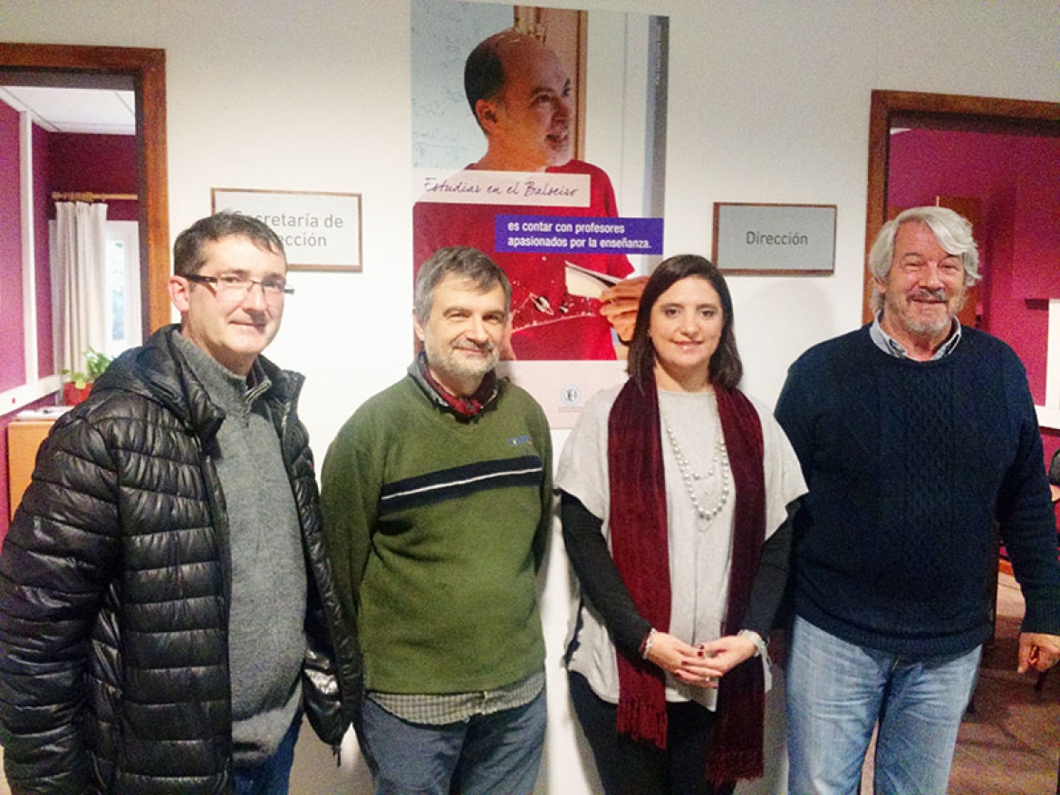 Dolores Lettelier junto a Gabriel Menini, Daniel Domínguez y Carlos Balseiro. Crédito Prensa Instituto Balseiro.