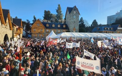 La comunidad del Instituto Balseiro se sumó a una nueva marcha nacional por la defensa de la universidad pública